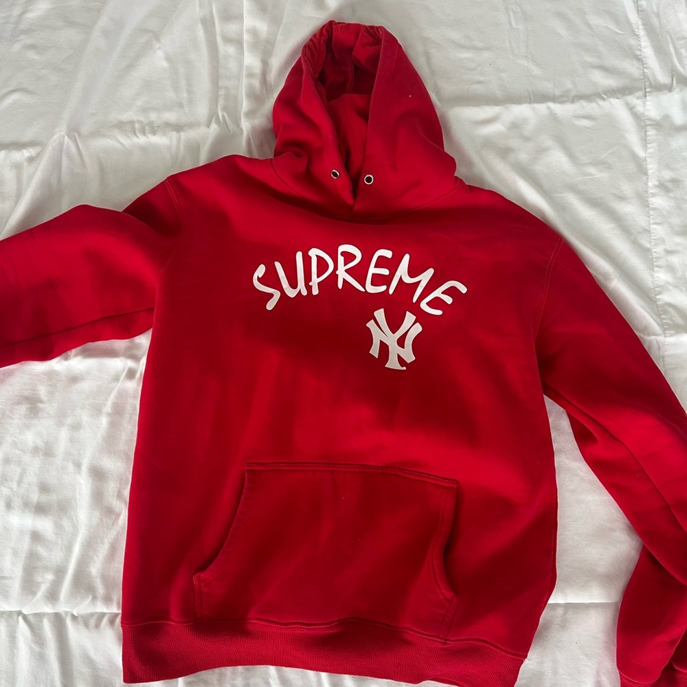 Supreme x NY Yankees Hoodie in Red